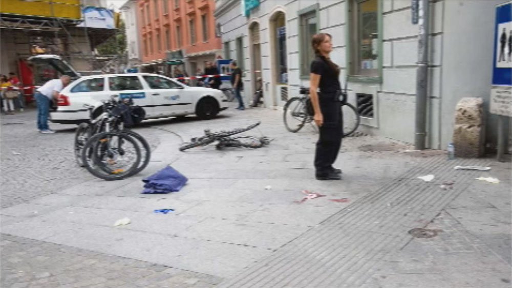 Um homem armado matou neste sábado (20) três pessoas e feriu 34, ao passar em alta velocidade com um automóvel numa rua para pedestres em Graz, no sul da Áustria, anunciou o governador local, Hermann Schützenhöfer; o veículo entrou em alta velocidade por volta do meio-dia numa das principais ruas comerciais e de pedestres da segunda maior cidade austríaca; de acordo com as primeiras investigações, o homem apresentava sintomas de surto psicótico