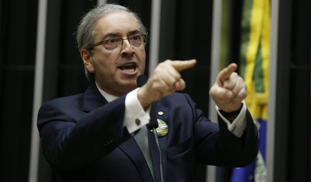 Cresce, entre deputados, a prática de apresentar íntegra de emendas elaboradas por empresas; o procedimento é considerado legítimo no Congresso, mas tem sido alvo de críticas de especialistas, por ter sido intensificado e feito sem critérios desde que Eduardo Cunha (PMDB-RJ) assumiu a presidência da Câmara; atuações ficaram claras nas votações dos projetos de lei sobre a terceirização e o fim das desonerações; deputados têm aproveitado textos literais enviados por empresas em seus projetos, sem análise, e muitos já começam a serem chamados de "office boys" ou "laranjas" da iniciativa privada