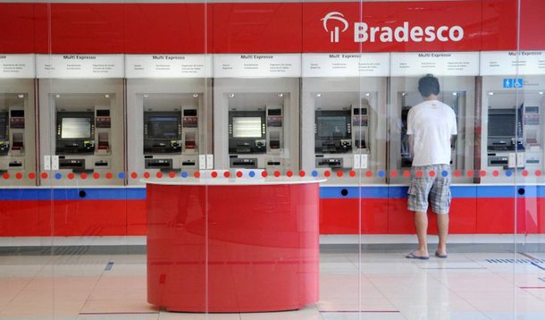 Segundo maior banco privado do país obteve um lucro líquido de R$ 8,71 bilhões no primeiro semestre de 2015; além do resultado, o banco informou que revisou suas projeções de crescimento para o ano; o Bradesco alterou a faixa entre 6% a 10% a expectativa para margem financeira de juros para 10% a 14%; as projeções para carteira de crédito, receita de prestação de serviços, despesas operacionais e receita de prêmios de seguros foram mantidas