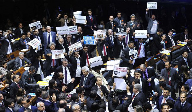 Documento que questiona a condução de votações polêmicas pelo presidente da Câmara, Eduardo Cunha (PMDB-RJ), a fim de tentar anular a aprovação da redução da maioridade penal, no último dia 2, será entregue ao Supremo Tribunal Federal ainda nesta quinta-feira 9; mais de 100 parlamentares de 13 partidos assinaram o mandado de segurança