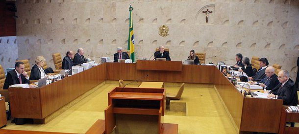 O plenário do Supremo Tribunal Federal (STF) deve decidir na quarta-feira (24) se o princípio da insignificância pode ser aplicado em casos de reincidência com o julgamento de três habeas corpus de acusados que foram condenados pelo furto de dois sabonetes, um par de sandálias e 15 bombons; questão começou a ser julgada no ano passado na Primeira Turma da Corte e o ministro relator dos processos, Luiz Roberto Barroso, entendeu que a absolvição de acusados de furto deve ocorrer mesmo em casos de reincidência; jurisprudência do Supremo define que o princípio não pode ser aplicado nos casos de reincidência e furto qualificado; diante do impasse, o tema foi remetido para o plenário do STF