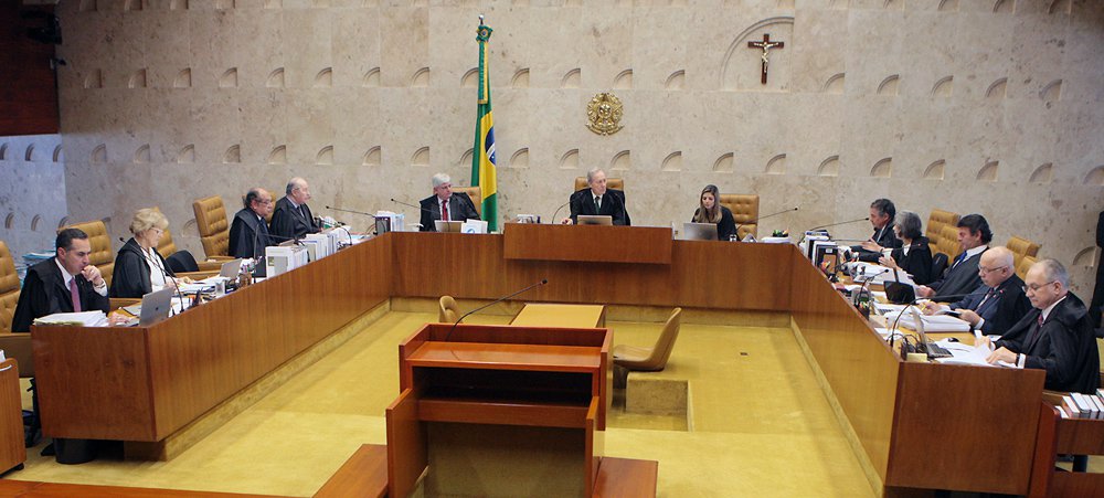 O plenário do Supremo Tribunal Federal (STF) deve decidir na quarta-feira (24) se o princípio da insignificância pode ser aplicado em casos de reincidência com o julgamento de três habeas corpus de acusados que foram condenados pelo furto de dois sabonetes, um par de sandálias e 15 bombons; questão começou a ser julgada no ano passado na Primeira Turma da Corte e o ministro relator dos processos, Luiz Roberto Barroso, entendeu que a absolvição de acusados de furto deve ocorrer mesmo em casos de reincidência; jurisprudência do Supremo define que o princípio não pode ser aplicado nos casos de reincidência e furto qualificado; diante do impasse, o tema foi remetido para o plenário do STF