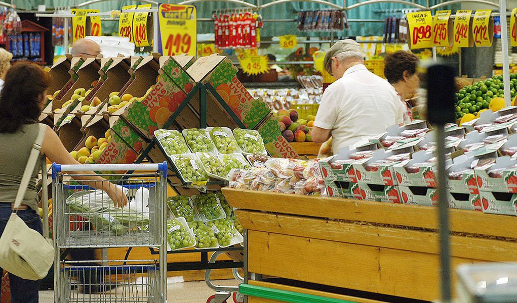 O Índice Nacional de Preços ao Consumidor Amplo-15 (IPCA-15) subiu 0,59% em julho, sobre alta de 0,99% no mês anterior; em 12 meses, índice tem alta de 9,25%, a maior desde dezembro de 2003