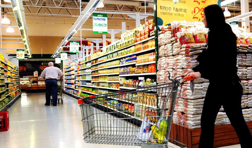 Preço da cesta básica caiu em 15 das 18 cidades pesquisadas em junho pelo Dieese; levantamento mostra que as maiores quedas foram verificadas em Salvador (-8,05%), Rio de Janeiro (-6,71%) e Fortaleza (-5,49%); em junho, São Paulo continuou liderando com a cesta de maior custo (R$ 392,77), seguida de Florianópolis (R$ 386,10), Porto Alegre (R$ 384,13) e Rio de Janeiro (R$ 368,71)