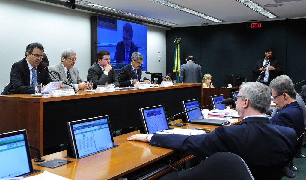 Deputados questionam a votação em bloco de 140 requerimentos na semana passada, em um prazo de 13 minutos, período em que foi suspensa a Ordem do Dia do Plenário; entre os requerimentos, estava o da convocação do presidente do Instituto Lula, Paulo Okamotto; "Foi uma deputada do PT que pediu a suspensão da Ordem do Dia", ressaltou Hugo Motta (PMDB-PB), presidente da comissão, se referindo a Moema Gramacho (BA); Motta reforçou que atua com "imparcialidade"