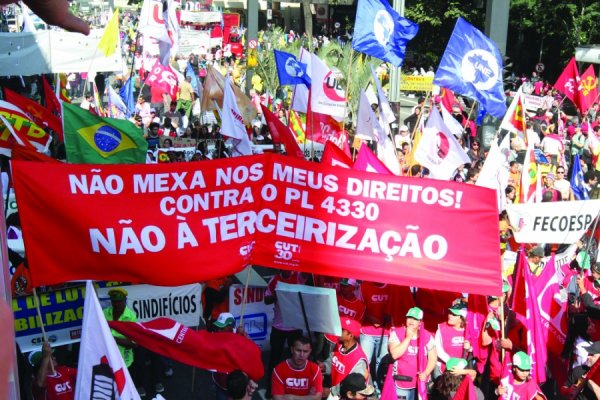 Há um depoimento sobre o desânimo, sobre a falta de rumos de muitos, notadamente dos professores e das professoras, que não creem mais em sua profissão nem em qualquer luta. O motivo: são mal tratados há muitos anos e por vários governos