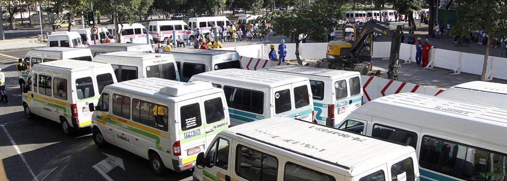 Terminou sem acordo a reunião entre motoristas de vans e a prefeitura do Rio para discutir as novas regras para circulação do transporte alternativo na cidade; ficou proibida a circulação na região de vans e kombis que integram o antigo sistema de transporte complementar (TEC) em parte das zonas Norte, Sul e Centro da cidade