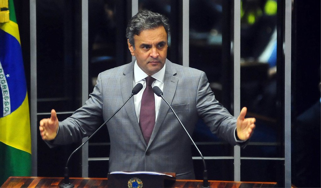 O presidente do PSDB, senador Aécio Neves, anunciou nesta terça (26) que o partido votará contra a MP 665, que restringe o acesso dos trabalhadores ao seguro-desemprego, ao seguro-defeso e ao abono salarial; "Este não seria o ajuste que o PSDB faria. O ajuste do PSDB passaria em, primeiro lugar, pela racionalização da máquina pública nesse Brasil, para acabarmos com esse acinte e com essa vergonha de termos quase 40 ministérios e dezenas de milhares de cargos. Nós estaríamos discutindo não a supressão de direitos, mas uma profunda e articulada reforma tributária em parceria com os estados e municípios", disse