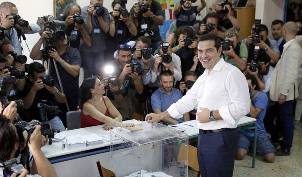 Neste domingo, 5, em que cerca de 10 milhões de gregos vão às urnas decidir se o governo aceita o plano de recuperação de credores internacionais proposto pela Europa, o primeiro-ministro da Grerego, Alexis Tsipras, se mostrou confiante em uma vitória do "Não"; "Muitas pessoas podem ignorar a vontade de um governo, mas ninguém pode ignorar a mensagem de um povo", disse; "O povo grego envia hoje uma mensagem muito forte. Uma mensagem de dignidade e determinação", afirmou Tsipras; votação segue até as 19h (horário local, 12h em Brasília); primeiras pesquisas de boca de urna devem sair no início da noite na Grécia e o resultado está previsto para a madrugada