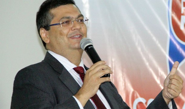Governador do Maranhão assinou o projeto de lei que duplica a carga horária dos professores que quiserem prestar serviços ao Sistema de Ensino do Estado, passando também a receber o dobro do salário atual; a proposta será avaliada pela Assembleia Legislativa e tem como objetivo diminuir o déficit de professores em sala de aula; para aqueles que possuem contrato de 20h será dada a faculdade de estender seus serviços para 40h, recebendo o salário proporcional ao aumento de horas trabalhadas