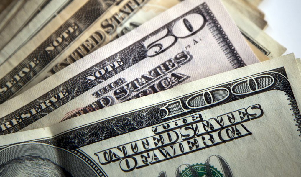 De acordo com o Banco Central, de janeiro a 24 de julho, o fluxo cambial tem saldo positivo de US$ 8,762 bilhões, com a contribuição de US$ 12,993 bilhões do fluxo comercial; já neste mês de julho, as saídas de dólares superaram a entrada em US$ 2,337 bilhões; resultado negativo vem do segmento financeiro (investimentos em títulos, remessas de lucros e dividendos ao exterior e investimento direto no país, entre outras operações), com registro de US$ 5,518 bilhões