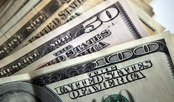De acordo com o Banco Central, de janeiro a 24 de julho, o fluxo cambial tem saldo positivo de US$ 8,762 bilhões, com a contribuição de US$ 12,993 bilhões do fluxo comercial; já neste mês de julho, as saídas de dólares superaram a entrada em US$ 2,337 bilhões; resultado negativo vem do segmento financeiro (investimentos em títulos, remessas de lucros e dividendos ao exterior e investimento direto no país, entre outras operações), com registro de US$ 5,518 bilhões