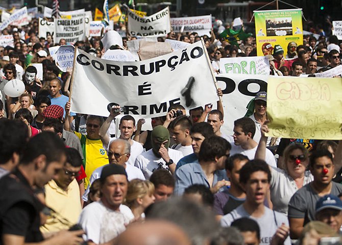 Somos um povo iludido, uma Nação imatura e irresponsável, na qual o governo, com suas loterias, engana com a esperança de ganho, e saímos de um ciclo de esperança para o puro desespero