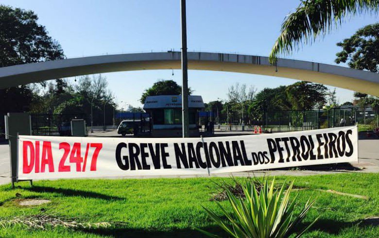 A Federação Única dos Petroleiros (FUP), que representa 12 sindicatos de funcionários da Petrobras, está estudando a realização de uma greve por tempo indeterminado em setembro, caso as demandas por trás da greve de 24 horas de sexta-feira não sejam atendidas; junto com a Federação Nacional dos Petroleiros (FNP), a entidade protesta contra os planos da estatal de vender US$ 15,1 bilhões em ativos até o fim de 2016