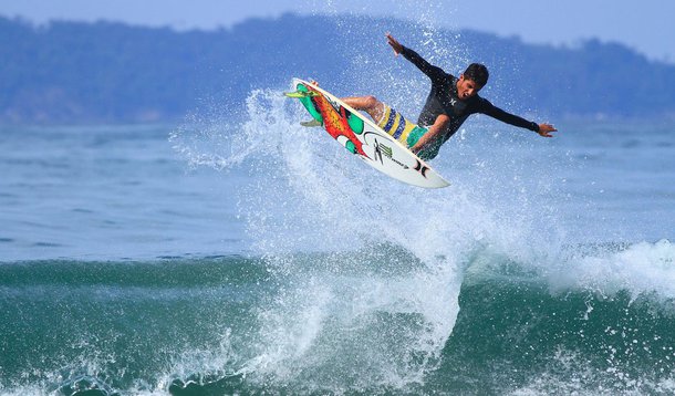 Com uma bateria quase perfeito, com direito a uma nota 10, o novo xodó do surfe brasileiro conquistou seu segundo título no ano, com a pontuação de 19,87, a maior do torneio, e venceu o rival australiano, que somou 14,70
