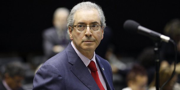 Presidente da Câmara dos Deputados, Eduardo Cunha (PMDB-RJ) criticou o governo federal e disse que "não é culpa do Congresso a paralisia da economia, a recessão, os juros elevados e a queda da arrecadação pela situação de descontrole"; de acordo com o parlamentar, todas as propostas do ajuste fiscal "foram aprovadas de forma célere"; "Tenho absoluta consciência do momento de crise econômica e sempre me pautei por posições contrárias ao aumento dos gastos públicos", afirmou Cunha, pelo Twitter