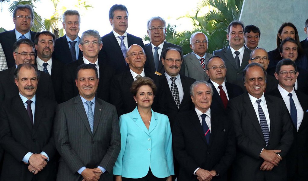 Governador do Distrito Federal, Rodrigo Rollemberg (PSB), avaliou como positivo o encontro de governadores com a presidente Dilma Rousseff em Brasília nesta quinta-feira 30; "Devemos adotar isso como uma rotina de diálogo permanente entre a presidente e os governadores, buscando ações conjuntas que possam melhorar o ambiente econômico e, com isso, as condições de governabilidade", afirmou