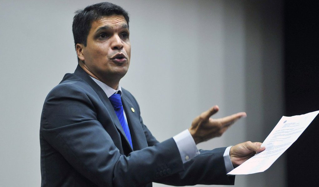 Deputado Cabo Daciolo (RJ) está suspenso do PSOL desde 26 de março e deve ser expulso no próximo fim de semana, em deliberação realizada pela executiva nacional do partido; parlamentar apresentou na Câmara um projeto que estabelece que "todo o poder emana de deus", e não "do povo", como é atualmente; atitude foi considerada incompatível com a ideologia do PSOL; o congressista, que é evangélico, já havia defendido os policiais acusados de assassinar o ajudante de pedreiro Amarildo Dias de Souza em 2013 no Rio