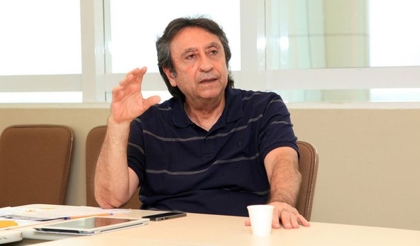 O ex-deputado e ex-secretário de Saúde Ricardo Murad afirmou que é candidato a prefeito de São Luís; ele garantiu que está decidido a disputar a sucessão do prefeito Edivaldo Holanda Júnior; "Se não me derem a direção municipal do PMDB, vou sair e procurar um outro partido para viabilizar a minha candidatura", disse 