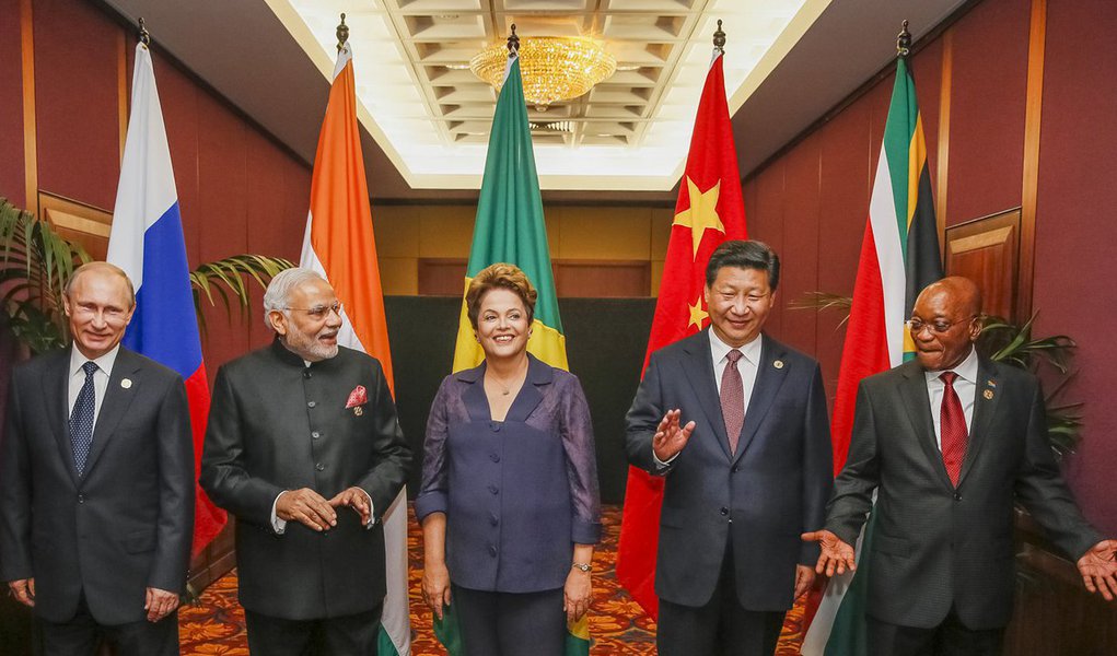 Presidentes dos bancos centrais dos países do Brics – Brasil, Rússia, Índia, China e África do Sul – assinaram acordo para regulamentar a injeção de capital no Novo Banco de Desenvolvimento (NBD), também conhecido como Banco do Brics; acordo detalha procedimentos e responsabilidades a serem adotadas pelos bancos centrais do Brics; cada país contribuirá com o capital autorizado de US$ 100 bilhões da nova instituição financeira, dos quais US$ 50 bilhões são definidos como capital inicial e deverão estar disponíveis assim que a instituição começar a funcionar; documento foi firmado em Moscou, onde ocorre a reunião do grupo das cinco principais economias emergentes do mundo