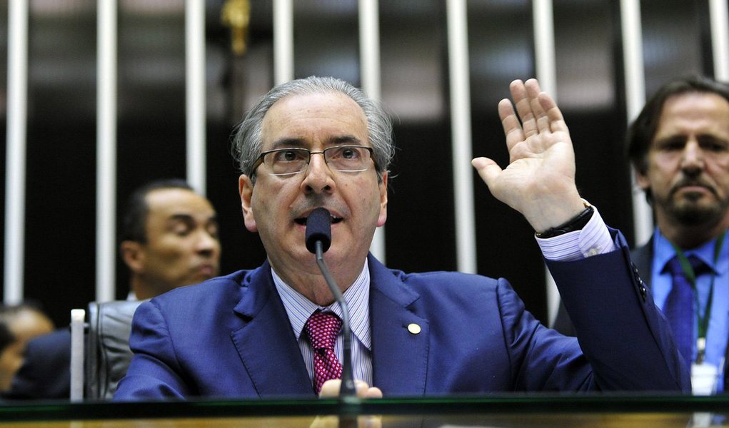 "A Câmara tem espaço dentro de outros órgãos de graça? Eles vão defender os seus interesses às custas do nosso sacrifício?". Assim o presidente da Câmara, Eduardo Cunha, exigiu a desocupação de três salas da Câmara, usadas por funcionários da Procuradoria-Geral da República, do Executivo e do Judiciário