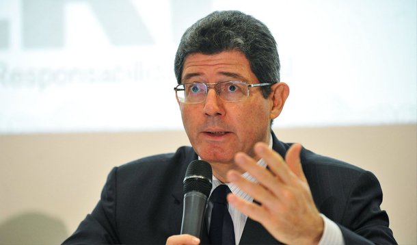 O ministro da Fazenda, Joaquim Levy, disse que os parlamentares devem ter cuidado ao votar projetos que alterem o fator previdenciário para evitar a possibilidade de que isso resulte no aumento dos impostos para compensar os gastos com aposentadorias; "Tem muita gente que diz que a retirada do fator previdenciário vai aumentar despesa, portanto aumentar impostos. As pessoas têm que ter muito cuidado ao votarem para não criar uma necessidade de mais impostos", disse