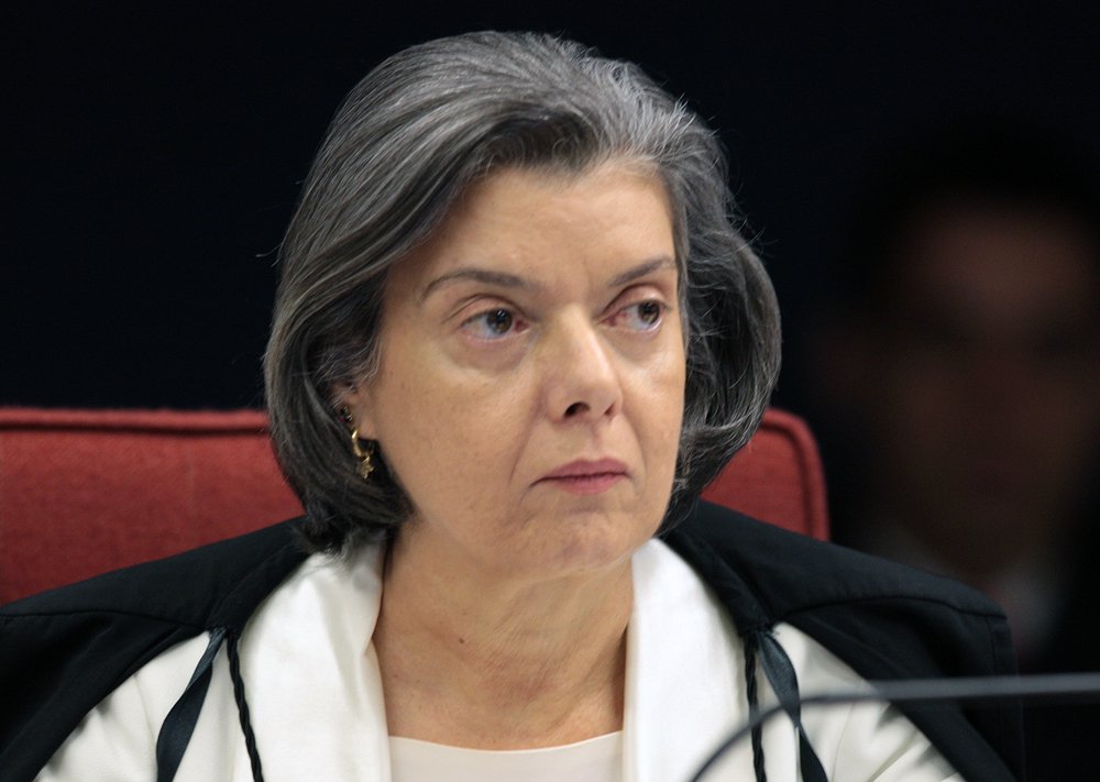 Relatora da Ação Direta de Inconstitucionalidade (ADI) 4815, ministra Cármen Lúcia votou no sentido de declarar inexigível a autorização prévia para a publicação de biografias; a ministra observou que há riscos de abuso, mas o direito prevê formas de repará-los; "O mais é censura, e censura é uma forma de cala-boca", concluiu; "Não é proibindo, recolhendo obras ou impedindo sua circulação, calando-se a palavra e amordaçando a história que se consegue cumprir a Constituição", afirmou