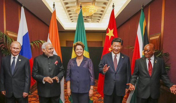 Presidentes dos bancos centrais dos países do Brics – Brasil, Rússia, Índia, China e África do Sul – assinaram acordo para regulamentar a injeção de capital no Novo Banco de Desenvolvimento (NBD), também conhecido como Banco do Brics; acordo detalha procedimentos e responsabilidades a serem adotadas pelos bancos centrais do Brics; cada país contribuirá com o capital autorizado de US$ 100 bilhões da nova instituição financeira, dos quais US$ 50 bilhões são definidos como capital inicial e deverão estar disponíveis assim que a instituição começar a funcionar; documento foi firmado em Moscou, onde ocorre a reunião do grupo das cinco principais economias emergentes do mundo