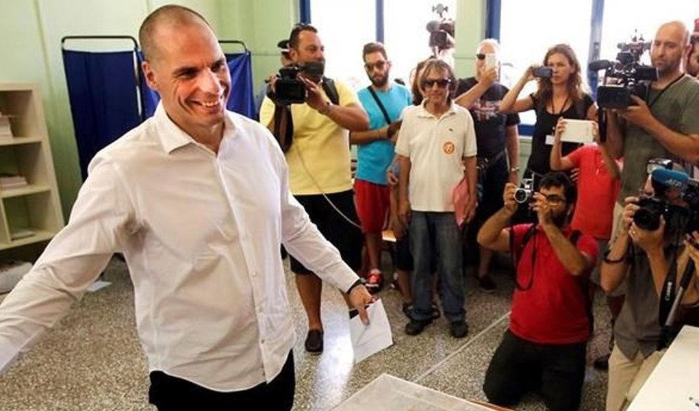 Ministro das Finanças da Grécia, Yanis Varoufakis disse ao jornal alemão Bild que vai renunciar se os gregos optarem pelo "sim" no referendo deste domingo, 5, sobre um pacote de ajuda em troca de reformas, reiterando comentários que fez anteriormente; questionado se realmente deixaria o cargo se o resultado do referendo for "sim" ele respondeu "absolutamente";  ministro, que foi votar na companhia do seu pai, classificou a tarefa de hoje dos gregos como "um momento sagrado, um momento de esperança para a Europa", no qual se demonstra que "a moeda única e a democracia podem coexistir"