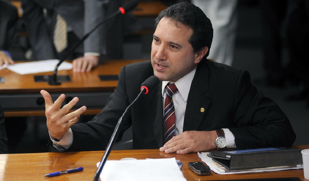 Condenado em 2013 pelo Supremo Tribunal Federal a 13 anos em regime fechado pelos crimes de peculato e formação de quadrilha, o ex-deputado recebeu autorização da Justiça do Distrito Federal a progredir para o regime de prisão semiaberto; a progressão de regime se deve ao cumprimento de um sexto da pena no regime anterior, sem registro de mau comportamento; Natan Donadon também recebeu autorização para trabalhar