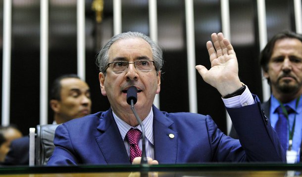 "A Câmara tem espaço dentro de outros órgãos de graça? Eles vão defender os seus interesses às custas do nosso sacrifício?". Assim o presidente da Câmara, Eduardo Cunha, exigiu a desocupação de três salas da Câmara, usadas por funcionários da Procuradoria-Geral da República, do Executivo e do Judiciário