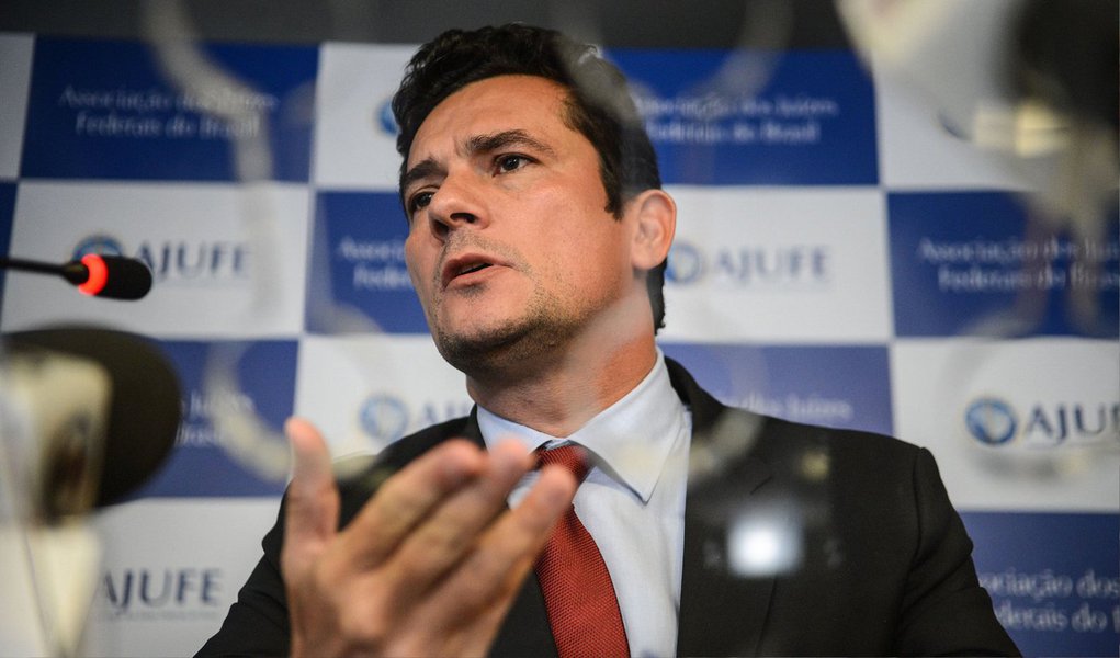 O juiz federal Sergio Moro autorizou a CPI da Petrobras a realizar uma acareação entre delatores e investigados na Operação Lava Jato; de acordo com a decisão, as declarações do ex-diretor de Serviços da Petrobras Pedro Barusco e do doleiro Alberto Youssef, delatores do esquema, serão confrontadas com as defesas do ex-diretor de Serviços da estatal Renato Duque e o ex-tesoureiro do PT, João Vaccari Neto