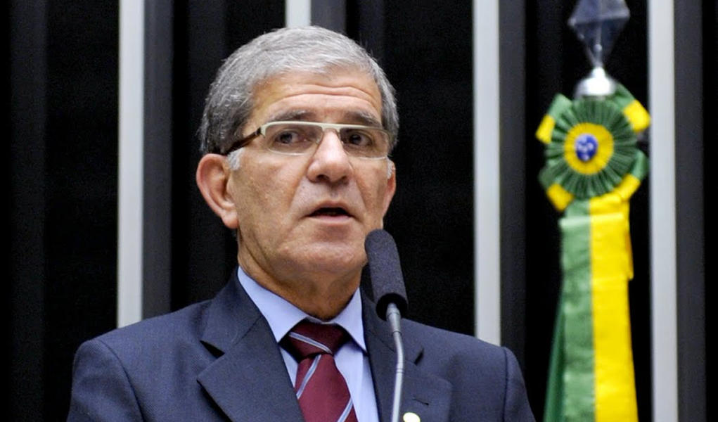 O deputado federal Chico D'Angelo (PT-RJ) afirmou nesta quinta (9) que o PSDB está construindo uma "história de contradição", pois os tucanos estariam "desmanchando toda a história de construção de um partido com a lógica social democrata"; para o petista, "com a lógica hoje do PSDB de propor golpe, eu acho que, fazendo um plágio do Brizola, a gente pode objetivamente dizer que o PSDB na verdade hoje representa a UDN não de tamancos, mas a UDN de coturno, de bota, porque hoje é o partido que, de maneira muito escancarada, defende o golpe no País"
 