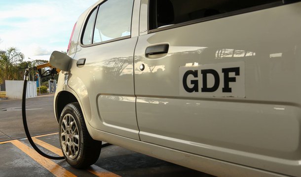 O governo de Brasília gastou 615.930 litros a menos de combustível nos cinco primeiros meses deste ano do que em igual período de 2014 — redução de 42%; essa quantidade significa economia de R$ 1,747 milhão para os cofres públicos, mesmo com a elevação do preço do insumo provocada pelo aumento da tributação em janeiro deste ano; a devolução de veículos alugados diminuiu 51% — de 1.277 para 634 —; número é referente à frota que atende os órgãos da administração direta; com locação, foram economizados R$ 3,6 milhões