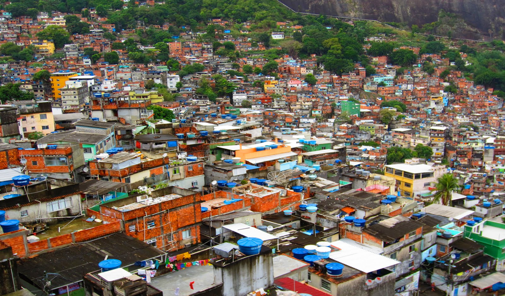 O bebê de um ano e dez meses que foi agredido na cabeça por um objeto cortante, possivelmente uma tesoura, no Complexo da Rocinha, na Zona Sul do Rio de Janeiro, passa por exames na UTI do Hospital Pronto Baby, na Tijuca, na Zona Norte da cidade; além de Enzo dos Santos de Oliveira Campos, a sua mãe e o irmão de dois anos também foram atacados por um homem, que após o crime foi espancado na comunidade e não resistiu aos ferimentos