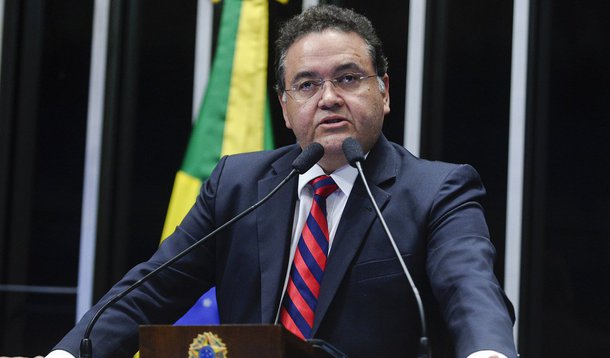 Em discurso no Plenário, o senador Roberto Rocha (PSB-MA) fez um relato de três reuniões que teve com ministros do governo Dilma; na reunião com o ministro da Saúde, Arthur Chioro, foram tratados assuntos de interesse de "todo o estado do Maranhão"; de acordo com o parlamentar, o Maranhão vai receber seis unidades do Samu