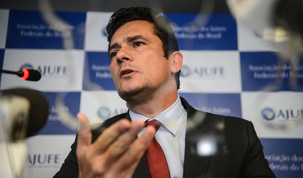 O juiz federal Sergio Moro autorizou a CPI da Petrobras a realizar uma acareação entre delatores e investigados na Operação Lava Jato; de acordo com a decisão, as declarações do ex-diretor de Serviços da Petrobras Pedro Barusco e do doleiro Alberto Youssef, delatores do esquema, serão confrontadas com as defesas do ex-diretor de Serviços da estatal Renato Duque e o ex-tesoureiro do PT, João Vaccari Neto