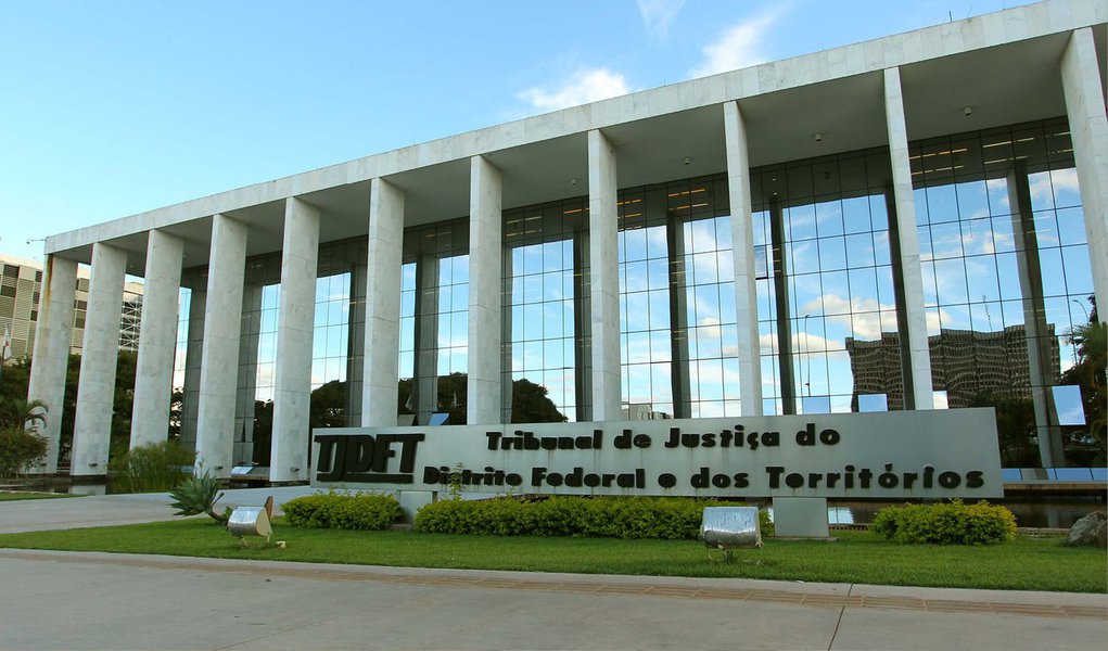 O Conselho Especial do TJDFT rejeitou a ação direta de inconstitucionalidade das leis que garantem reajuste a 32 carreiras do serviço público do Executivo local; foram 17 votos contra a matéria e nenhum a favor; com impacto de R$ 855 milhões neste ano e R$ 1,86 bilhão em 2016, os reajustes aumentam o desafio do governo de Brasília; "Precisamos ter dinheiro para pagar o que manda a lei", afirmou o governador Rodrigo Rollemberg, em coletiva de imprensa no Palácio do Buriti; "Para isso, contamos com a Câmara Legislativa para aprovar o conjunto de propostas que visam ampliar a receita"