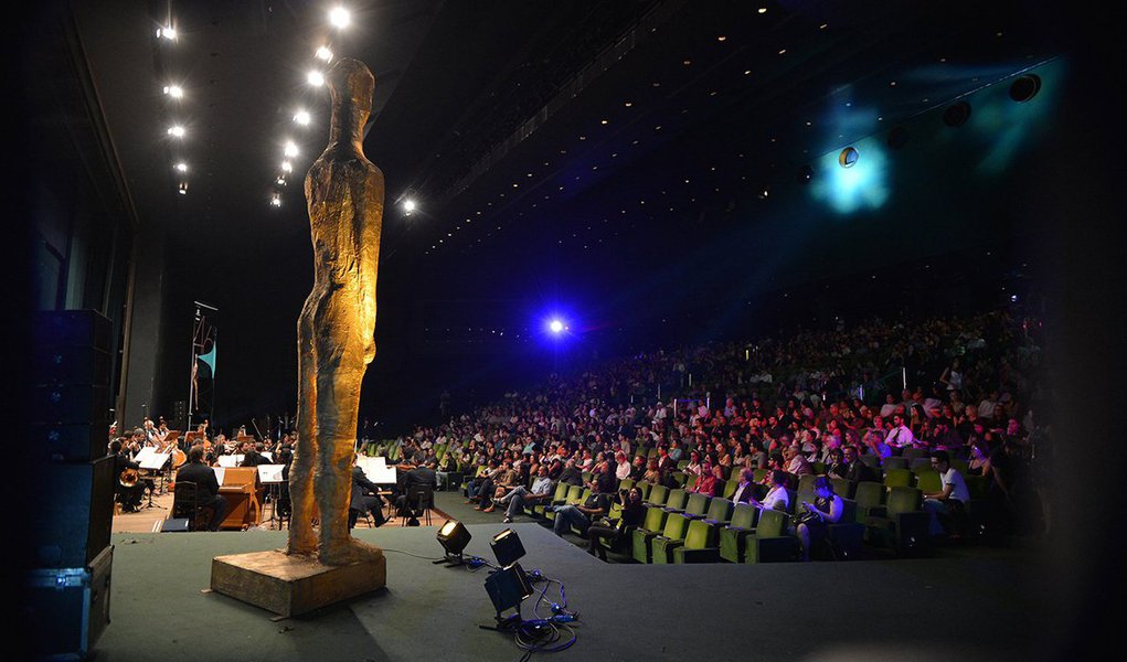 O Festival de Brasília do Cinema Brasileiro chega em este ano à 48° edição com uma seleção diversificada de filmes, representando seis estados diferentes do País; ao todo, serão 12 filmes de curta e média duração e seis longa-metragens na mostra competitiva; os 18 filmes, entre longa e médio e curta metragens escolhidos para disputar prêmios de 340 mil reais, foram os finalistas de um total de 130 longas-metragens, 221 médias (acima de 15 min de duração) e 237 curta-metragens (até 15 min de duração)
