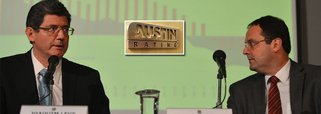 A Austin Rating vê "contínua piora nas contas públicas" e rebaixou a nota de crédito do país de longo prazo, em escala global, de BBB- para BB+ em moeda estrangeira, um dia depois de o governo oficializar a redução da meta de superávit fiscal; a perspectiva dos analistas é estável