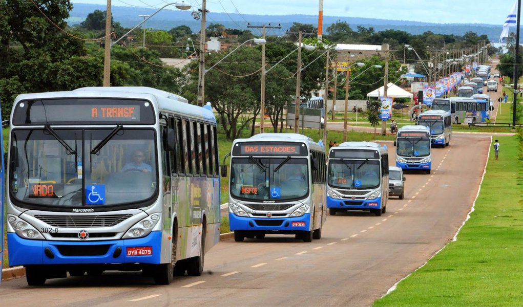 O governo terminou de pagar os R$ 6 milhões que ainda devia às seis cooperativas de transporte público que circulam em áreas urbanas do DF; o valor, repassado desde ontem, era referente a passagens de Passe Livre Estudantil e Portadores de Necessidades Especiais ainda de 2014; em 2015, os pagamentos estão em dia; as empresas são: MCS Locação, Cootransp, Cootarde, Coobrataete, Coopertran e Coopatag