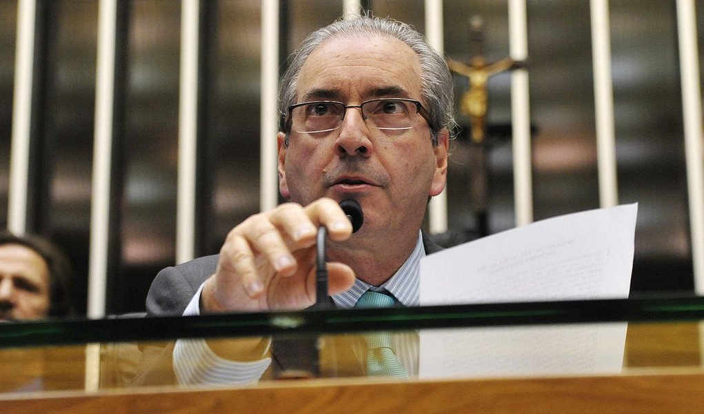 O presidente da Câmara, Eduardo Cunha (PMDB-RJ), disse hoje (25) que a emenda que estendeu os reajustes do salario mínimo a aposentados e pensionistas, aprovada na noite desta quarta-feira (24), foi "um ato contra o trabalhador"; "Essa medida de ontem foi uma medida que passou dos seus limites. A aprovação de ontem realmente causa prejuízo ao país. Foi feita de forma equivocada. Não se trata de proteger os aposentados, se trata de você dar uma correção salarial a todos os aposentados, com recurso público, que nem os funcionários da ativa tem direito", disse