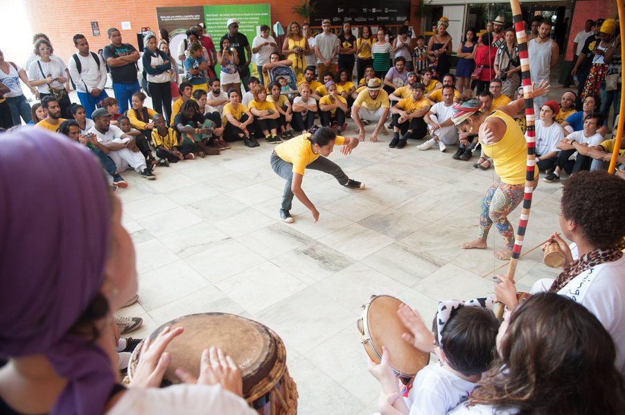 Mestres de capoeira, alunos e entusiastas da prática veem com ceticismo os benefícios que a eventual regulamentação do profissional da capoeira pode trazer; debate aconteceu no Festival Latinidades, que terminou neste domingo em Brasília após uma programação diversa com palestras, exibições de filmes e shows para comemorar o Dia da Mulher Negra Latino-Americana e Caribenha