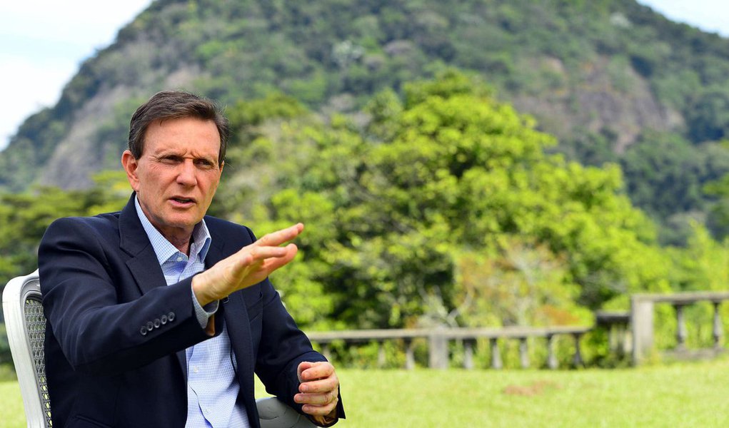 Levantamento divulgado pelo Instituto Paraná Pesquisas sobre as intenções de voto para as eleições municipais de 2016 no Rio de Janeiro aponta o senador Marcelo Crivella (PRB) em primeiro lugar, com 32,2%; na segunda posição aparece o senador Romário (PSB), com 27,6% do eleitorado, seguido pelo deputado estadual Marcelo Freixo (Psol), com 13,2%