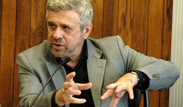 Deputado estadual em São Paulo pelo PT e secretário nacional de Comunicação do partido, José Américo Dias rebate críticas sobre o marco regulatório para os meios de comunicação eletrônicos, defendido pela sigla: “Por se tratarem de concessões públicas, e por terem uma poderosa estrutura técnica financiada com dinheiro público, a sociedade tem legitimidade para definir os parâmetros legais do seu funcionamento”