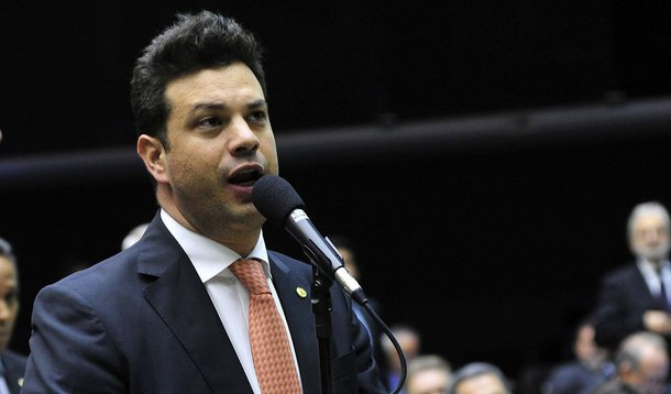 A liderança do PMDB na Câmara, comandada por Leonardo Picciani, aliado de Eduardo Cunha, disse em nota que vai pedir, após o recesso parlamentar, uma reunião das instâncias superiores do partido para tratar da decisão do presidente da Câmara de romper politicamente com o governo da presidente Dilma Rousseff; a nota diz que as instâncias serão consultadas dentro de suas atribuições estatutárias para deliberar se o partido segue ou não a mesma posição