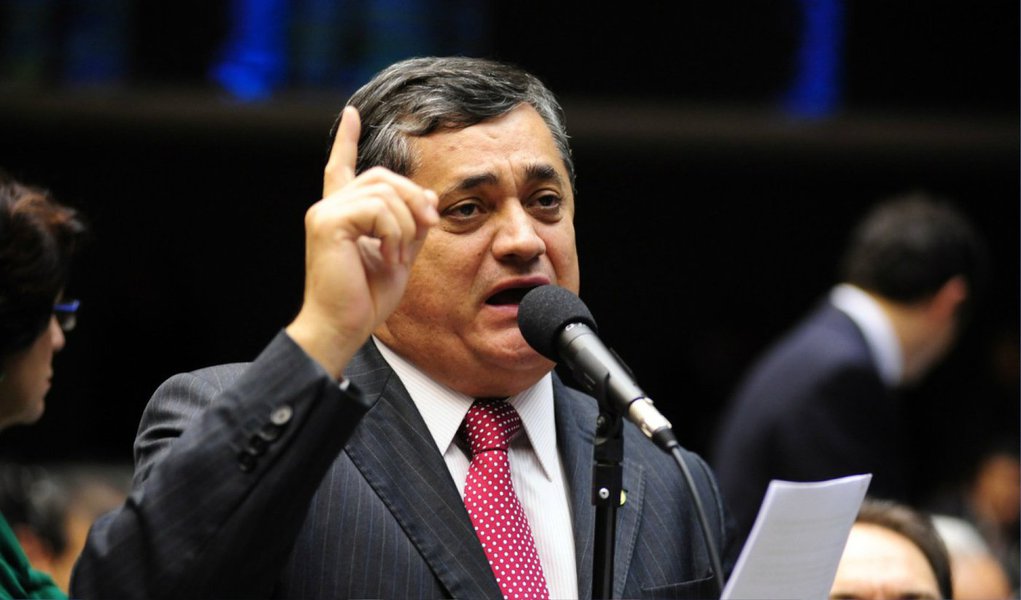 Líder do governo na Câmara, deputado José Guimarães (PT-CE) criticou nesta quarta-feira, 1º, a intenção do presidente da Câmara, Eduardo Cunha (PMDB-RJ), de por em votação uma proposta mais restrita de redução da maioridade penal; "Querer votar de novo o que foi derrotado ontem é forçação de barra", afirmou; para o petista, deve-se trabalhar um acordo para iniciar o debate da reforma do Estatuto da Criança e do Adolescente; "Não é razoável, do ponto de vista da civilização, e todos os países civilizados do mundo estão tratando nesse sentido, que é constitucionalizar a redução", completou