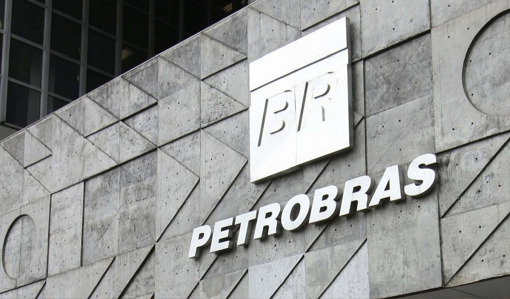  Comissão de Valores Mobiliários (CVM) disseque irá acompanhar as informações e movimentações do mercado financeiro referentes ao balanço do primeiro trimestre da Petrobras; CVM não confirmou se o acompanhamento está relacionado às suspeitas da estatal ter feito uso de uma manobra contábil para aumentar o lucro registrado no período, que foi da ordem de R$ 5,3 bilhões