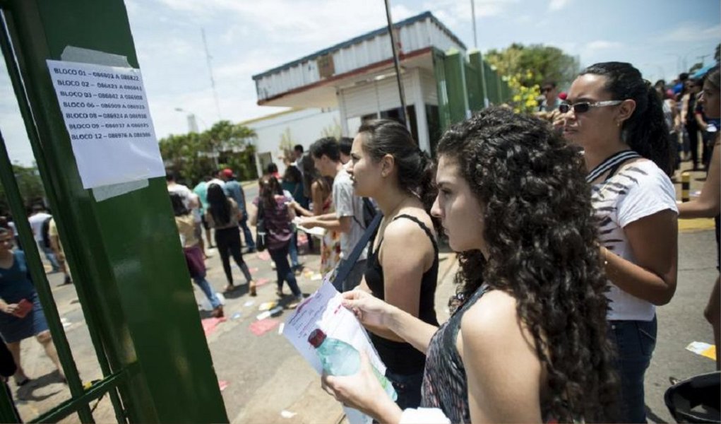 Apesar da ameaça dos sindicatos dos trabalhadores em educação da UFRJ e da UFF, a pré-matrícula de aprovados no Sistema de Seleção Unificada (Sisu) segue normalmente, informaram as instituições, em nota; as inscrições dos candidatos selecionados vão até a próxima terça-feira (23); s declaração dos sindicatos, de que não iriam fazer a pré-matrícula, segue orientação da Fasubra; segundo a entidade, a medida deve valer enquanto o governo não receber os grevistas com uma contraproposta às reivindicações encaminhadas para pôr fim ao movimento grevista