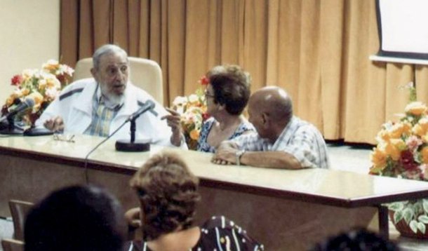 Ex-presidente cubano Fidel Castro, de 88 anos, visitou produtores de queijo por quatro horas, em uma rara aparição fora de sua casa em Havana a ser noticiada pela mídia estatal, neste sábado, 4; fotos mostrando o líder comunista vivo e em bom estado foram divulgadas três dias depois de seu irmão e atual presidente cubano, Raúl Castro, ter anunciado um acordo formal com os EUA para reatar as relações diplomáticas, após um rompimento de 54 anos; foi a primeira aparição de Fidel a ser noticiada nos últimos três meses